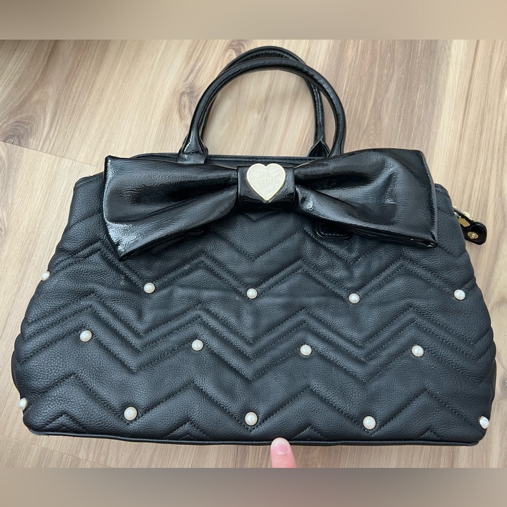 Betsey Johnson purse pearl black tote quilted faux leather 15x10in
